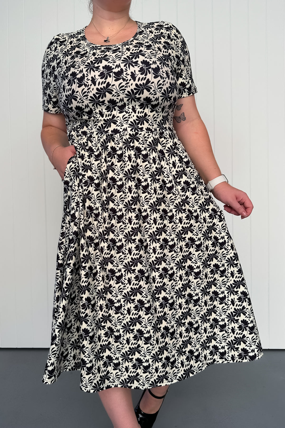 Ivory Onyx Blossom - Midi Dress - Short Sleeve - Pockets