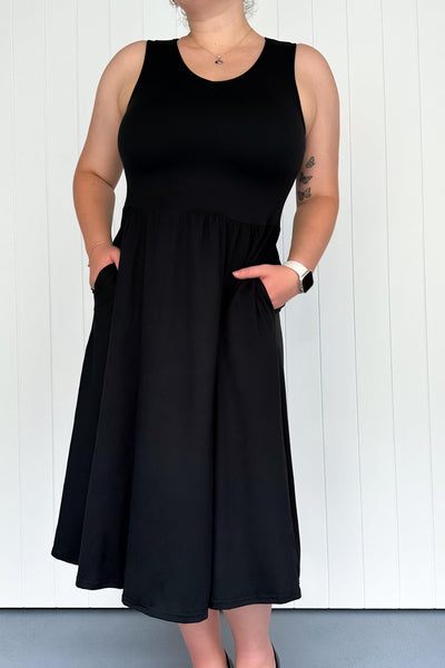 Black - Sleeveless Midi Dress - Pockets