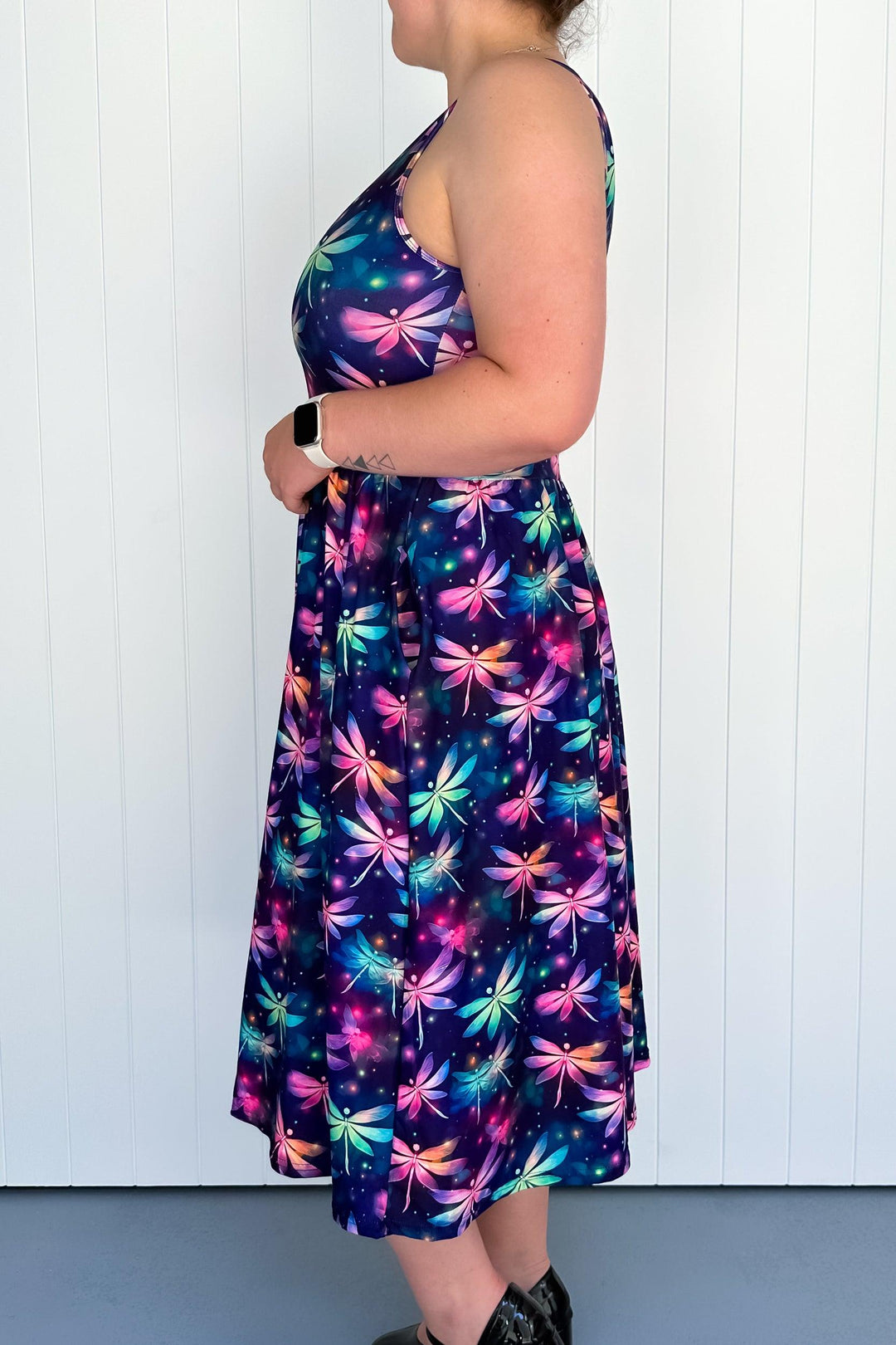 Dragonfly Glow - Sleeveless Midi Dress - Pockets