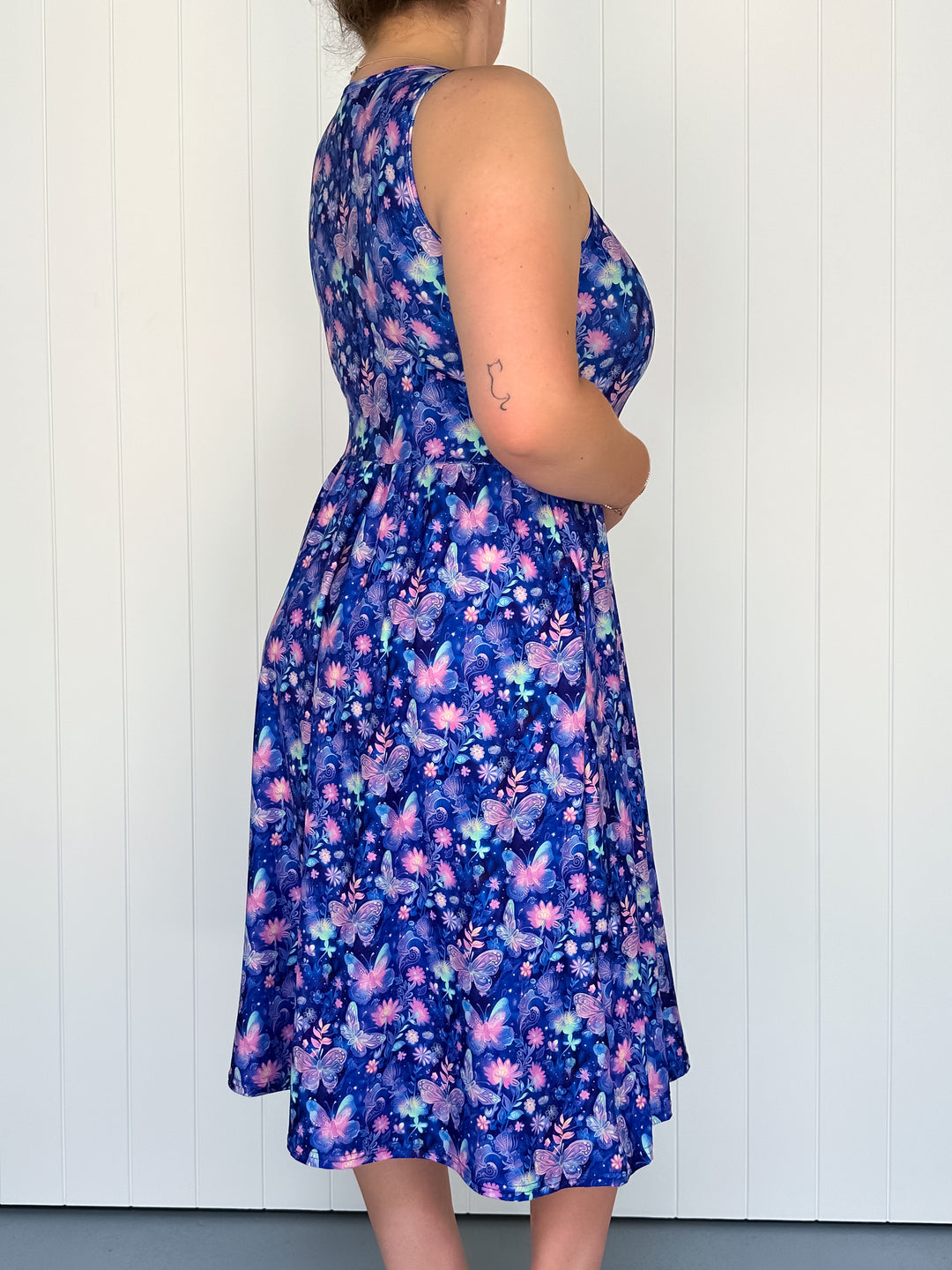 Enchanting Floral Escape - Sleeveless Midi Dress - Pockets