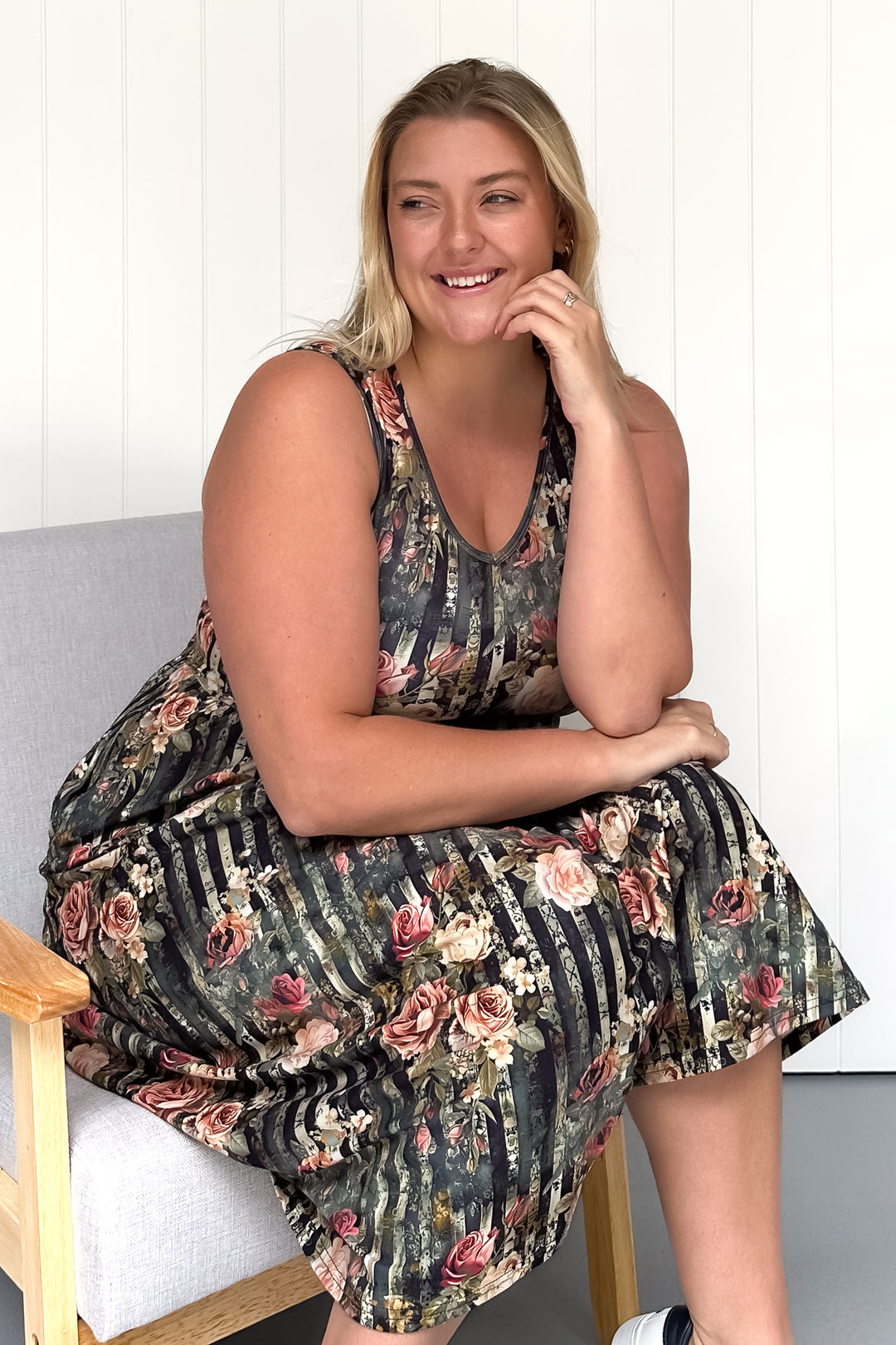 Heritage Rose - Sleeveless Midi Dress - Pockets