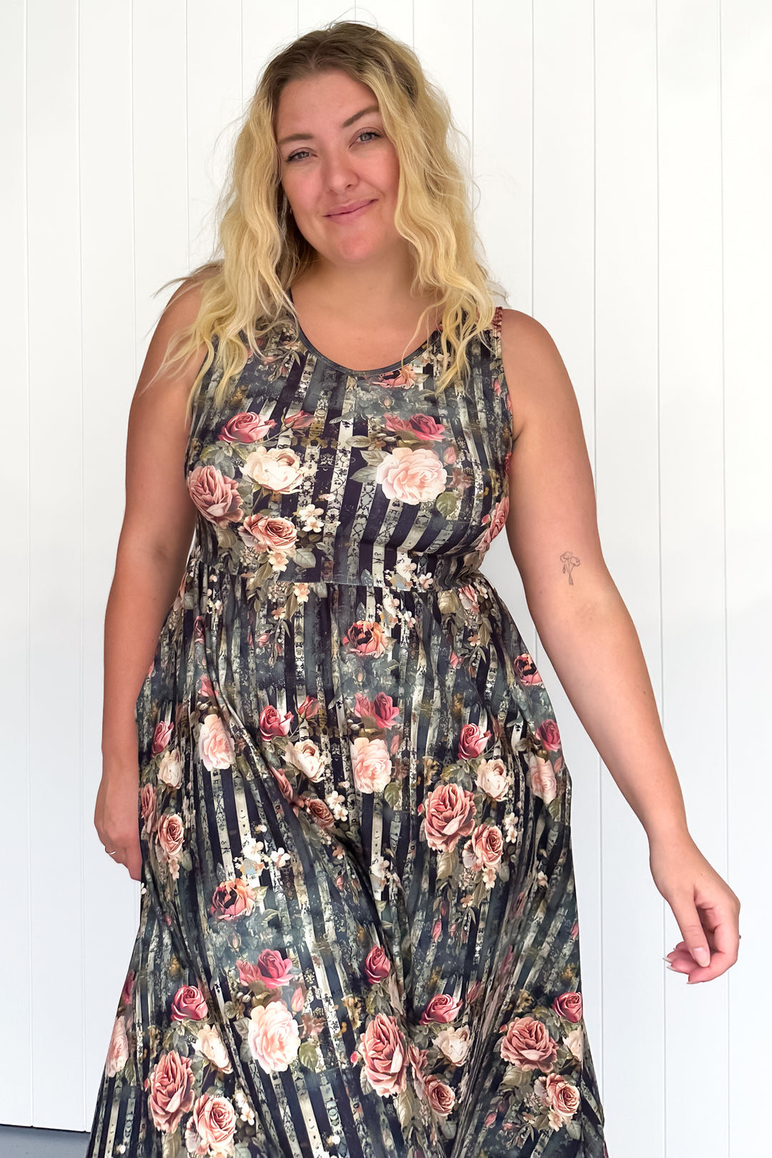 Heritage Rose - Sleeveless Midi Dress - Pockets