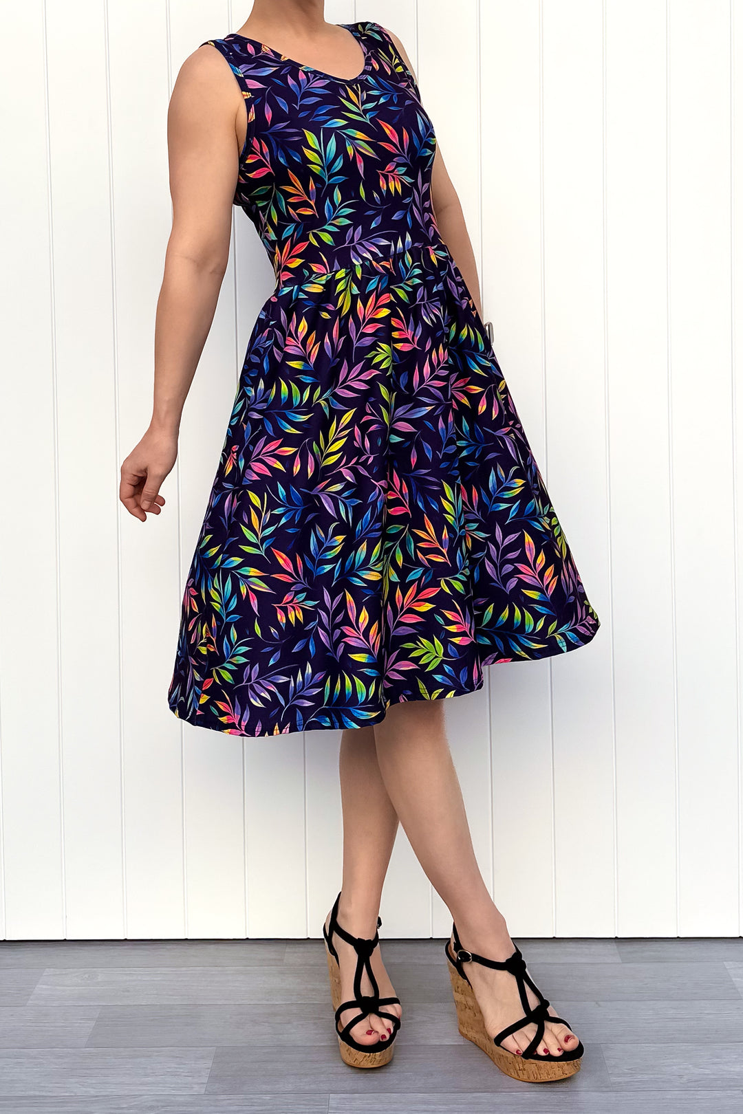 Glow Vine - Sleeveless Knee Length Dress - Side Pockets