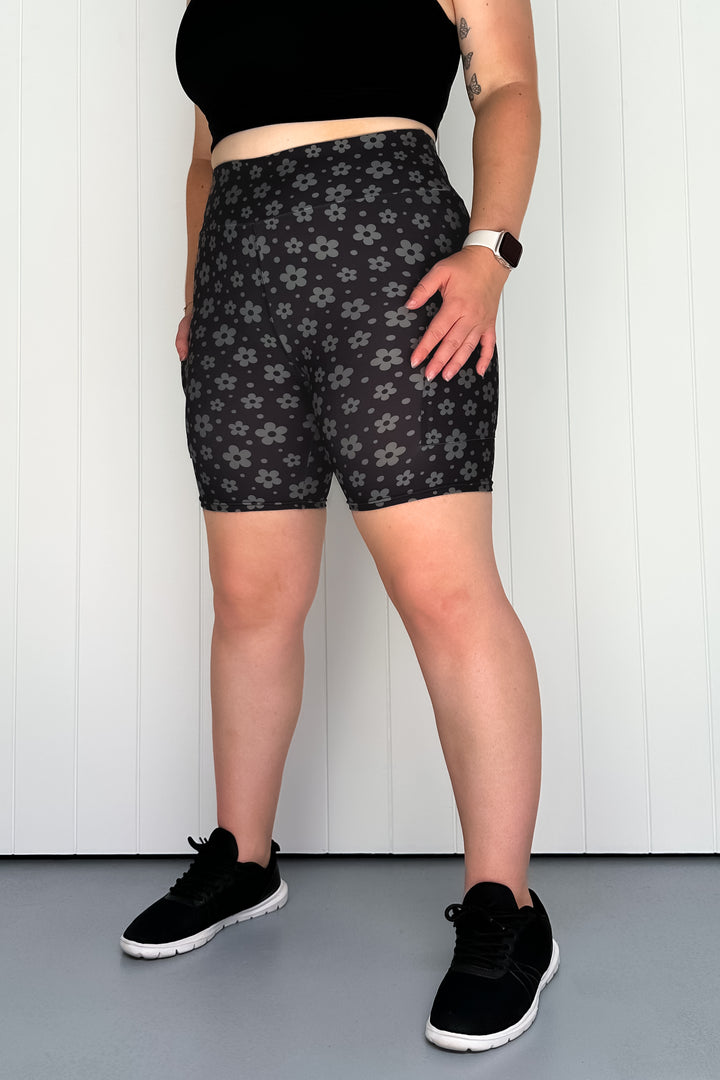 Black Daisy Confetti - Casual - Mid Shorts - Pockets