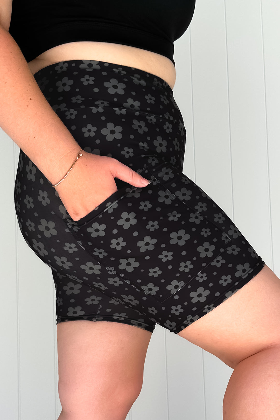 Black Daisy Confetti - Casual - Mid Shorts - Pockets