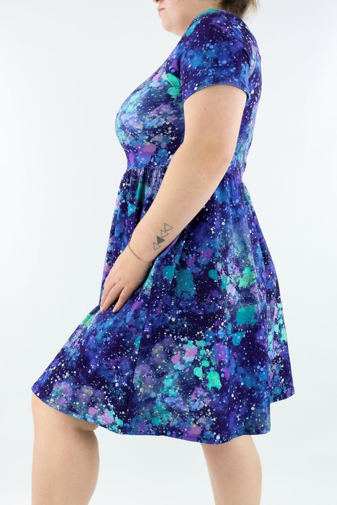 Art Universe - Short Sleeve Skater Dress - Knee Length - Side Pockets - Pawlie