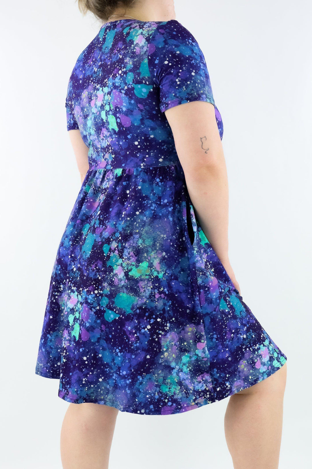 Art Universe - Short Sleeve Skater Dress - Knee Length - Side Pockets - Pawlie